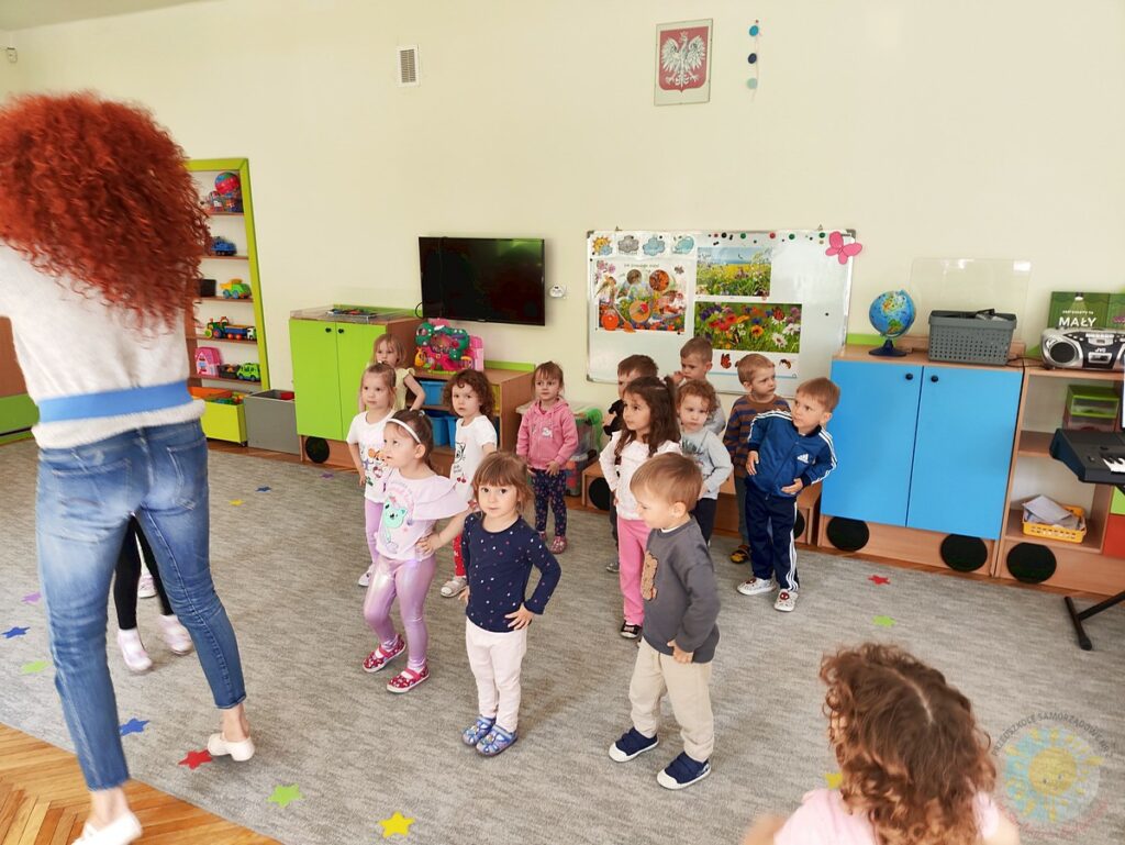 Dzieci uczestniczące w zajęciach rytmicznych - Przedszkole Samorządowe Nr 2 Pod Słonkiem w Białymstoku
