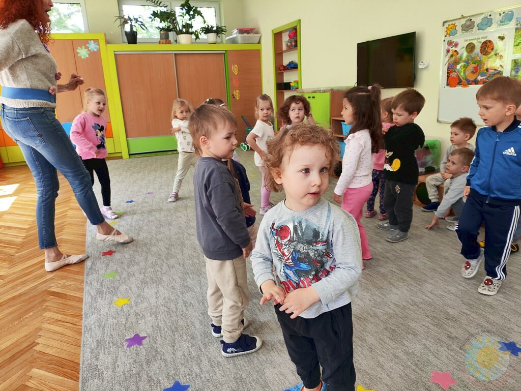 Dzieci uczestniczące w zajęciach rytmicznych - Przedszkole Samorządowe Nr 2 Pod Słonkiem w Białymstoku