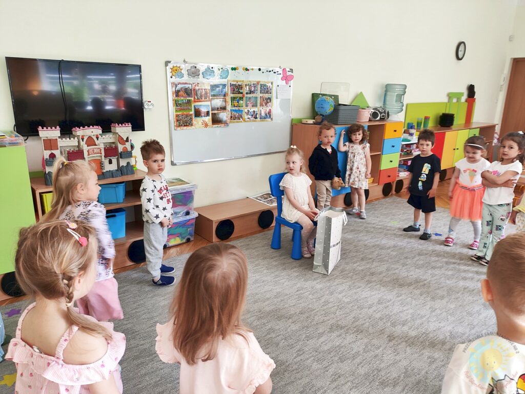 Dziecko w okręgu śpiewają sto lat - Przedszkole Samorządowe Nr 2 Pod Słonkiem w Białymstoku