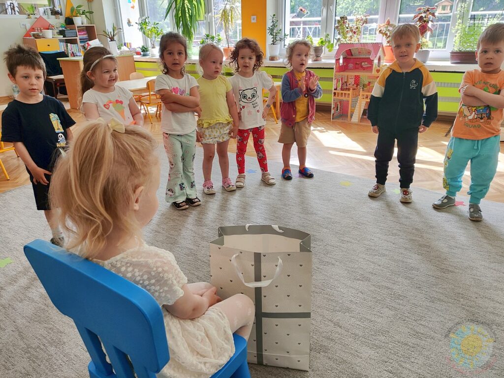 Dziecko w okręgu śpiewają sto lat - Przedszkole Samorządowe Nr 2 Pod Słonkiem w Białymstoku