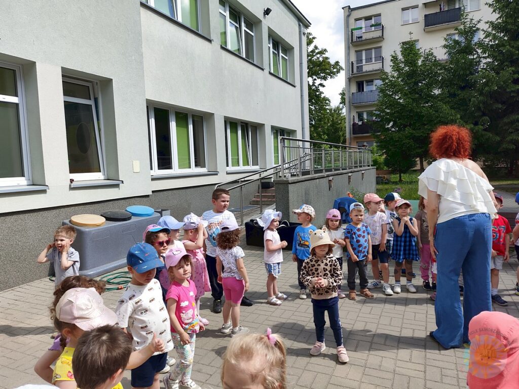 Dziecko w ogrodzie na próbie do festynu - Przedszkole Samorządowe Nr 2 Pod Słonkiem w Białymstoku