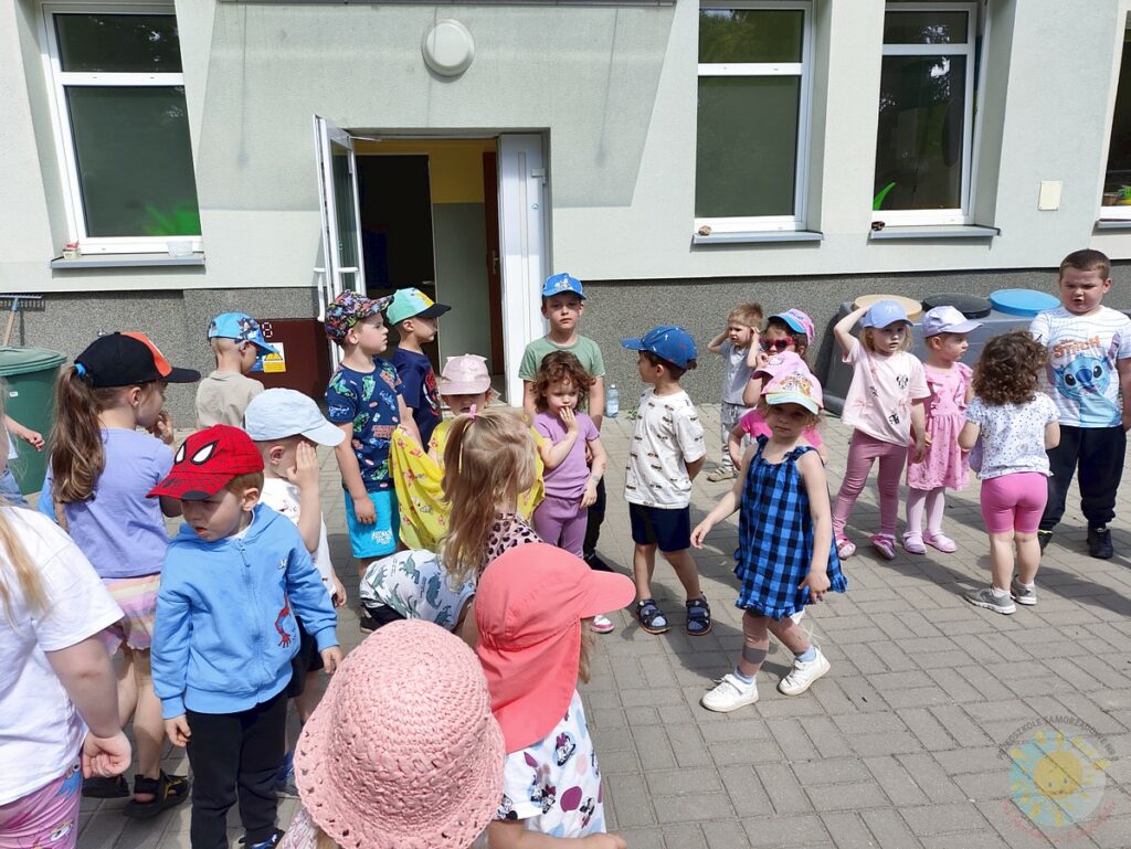 Dziecko w ogrodzie na próbie do festynu - Przedszkole Samorządowe Nr 2 Pod Słonkiem w Białymstoku