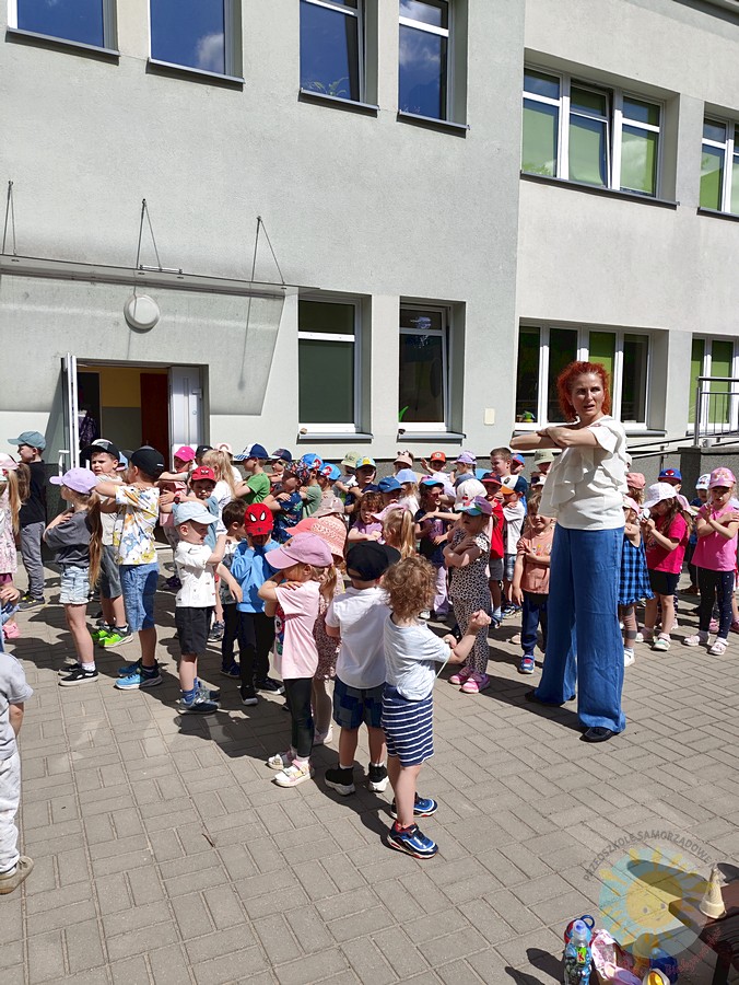 Dziecko w ogrodzie na próbie do festynu - Przedszkole Samorządowe Nr 2 Pod Słonkiem w Białymstoku