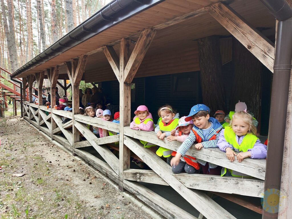 Bawiące się dzieci w ogrodzie - Przedszkole Samorządowe Nr 2 Pod Słonkiem w Białymstoku