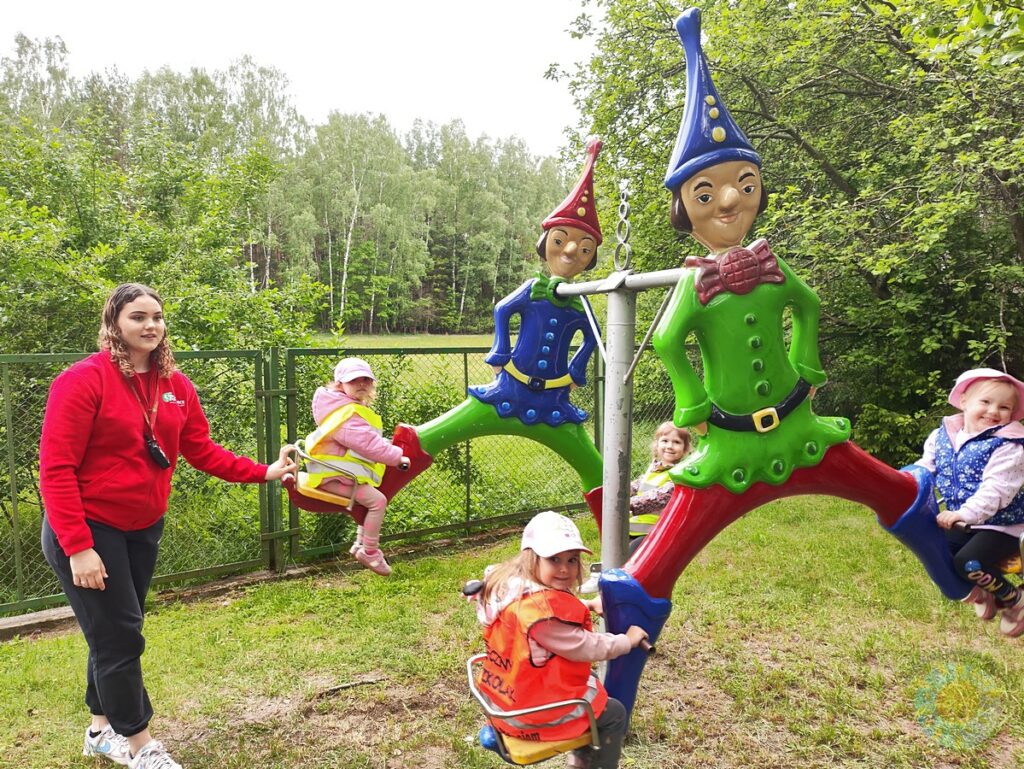 Bawiące się dzieci w ogrodzie - Przedszkole Samorządowe Nr 2 Pod Słonkiem w Białymstoku