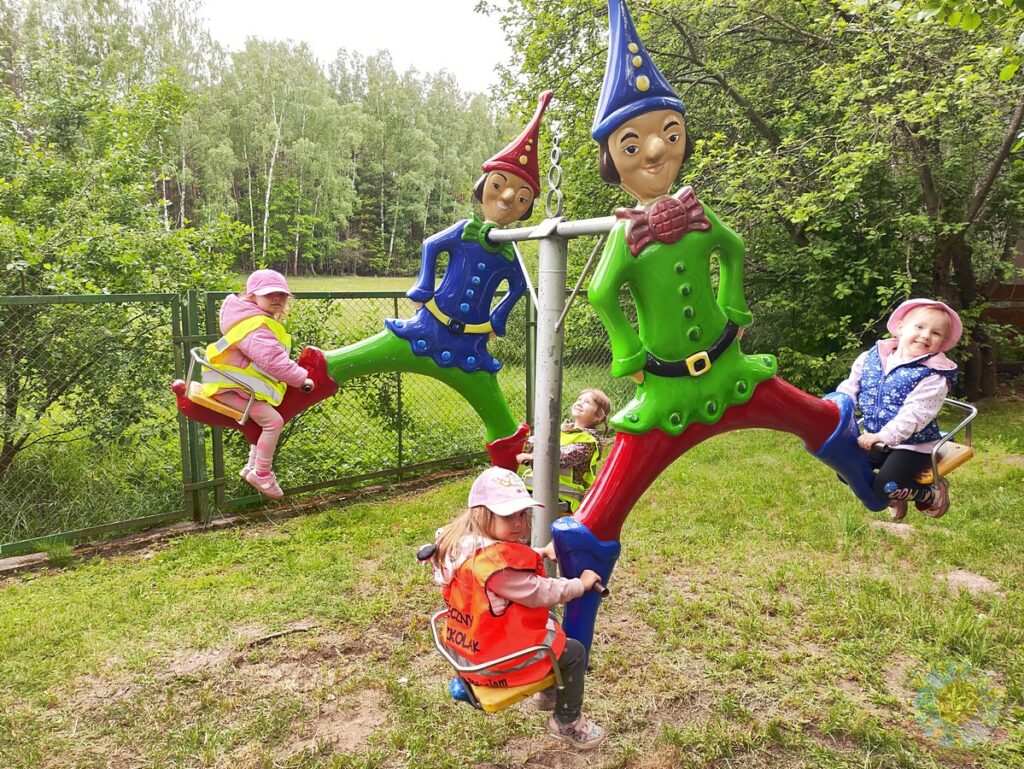 Bawiące się dzieci w ogrodzie - Przedszkole Samorządowe Nr 2 Pod Słonkiem w Białymstoku