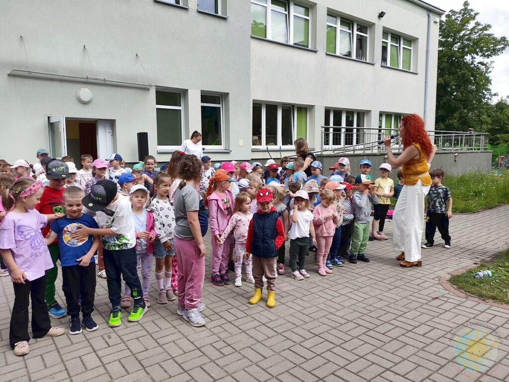 Dziecko w ogrodzie na próbie do festynu - Przedszkole Samorządowe Nr 2 Pod Słonkiem w Białymstoku