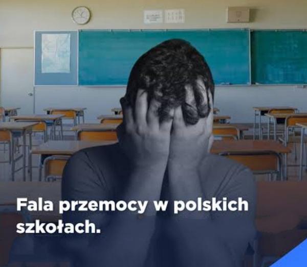 Osoba siedząca w pustej sali lekcyjnej z twarzą ukrytą w dłoniach, a na obrazie widnieje napis: Fala przemocy w polskich szkołach.